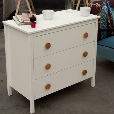 Gałki do mebli BASIC 5,5 cm na białej komodzie - DOT Manufacture